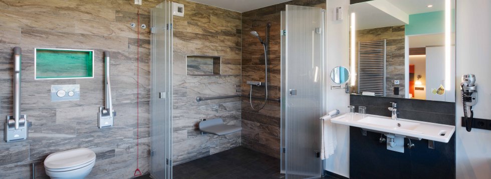 Behindertengerechte Zimmer_Bad_unter_2mb.jpg